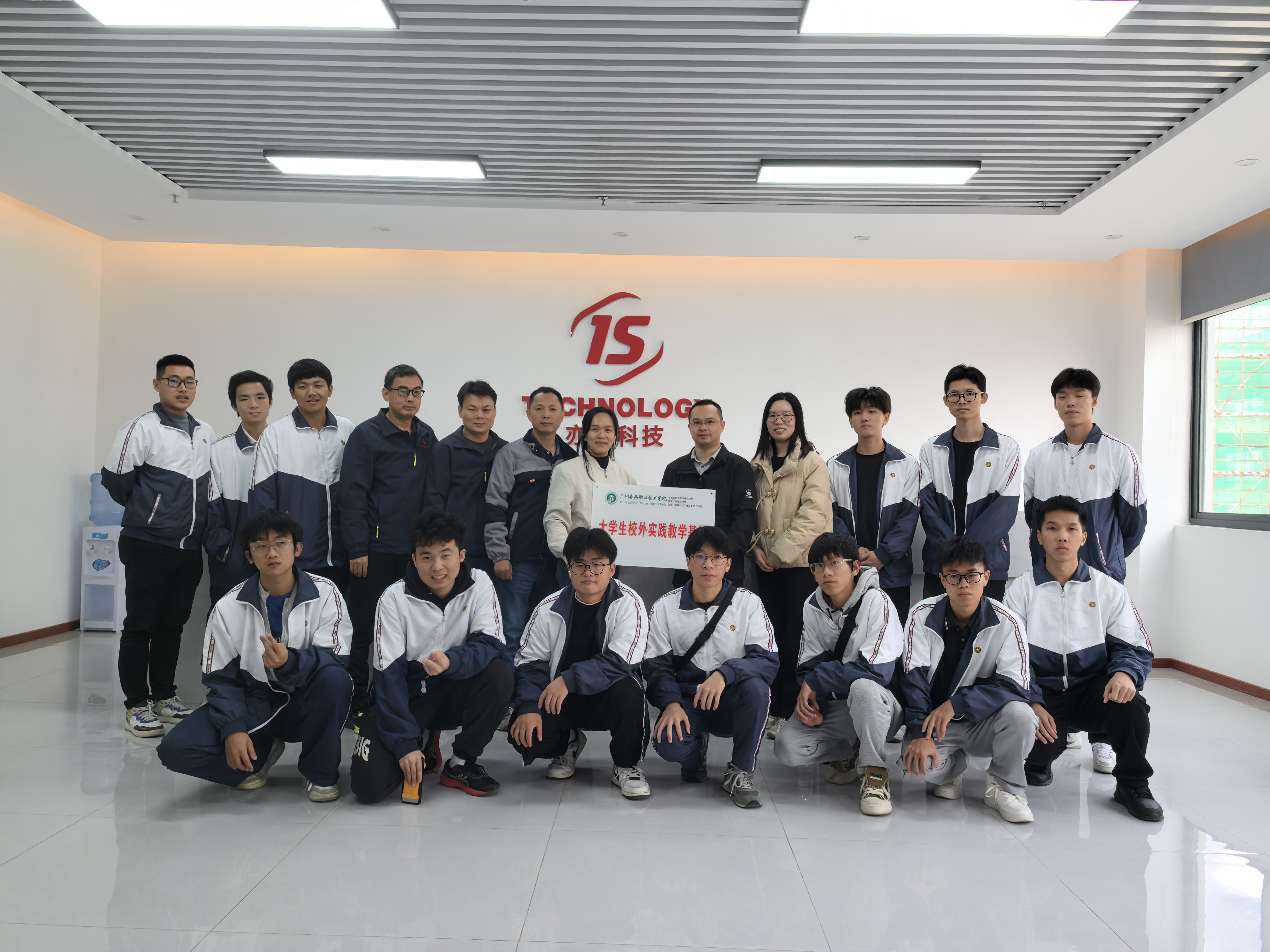 59e82d1772a140a7acff90b7b2a12b5e.jpg 59e82d1772a140a7acff90b7b2a12b5e.jpg