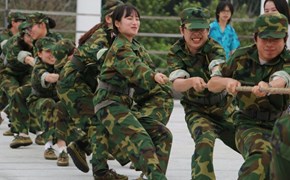 艺术学院：军训期间举办新生拔河比赛