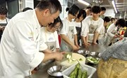 旅游学院：开展“粤菜名菜品鉴与推介＂企业课堂活动
