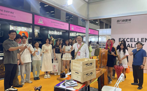 艺术学院：师生作品亮相第33届广州国际鞋展