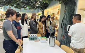 艺术学院：带皮具新生赴森荣公司开展职业认知