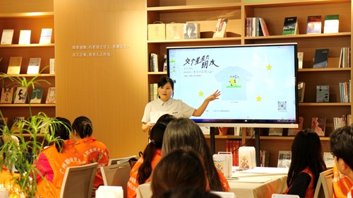 艺术学院：我校“艺路暖阳”志愿者服务队赴紫坭岛开展公益绘画活动
