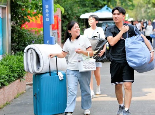 温情迎新！广职大暖暖护航新生入学报到